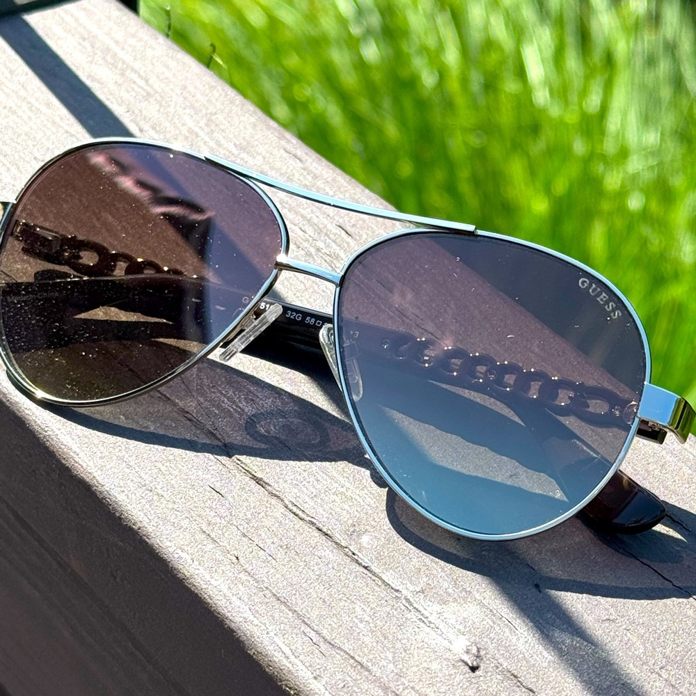 Guess Black Aviator Sunglasses Gradient Lenses